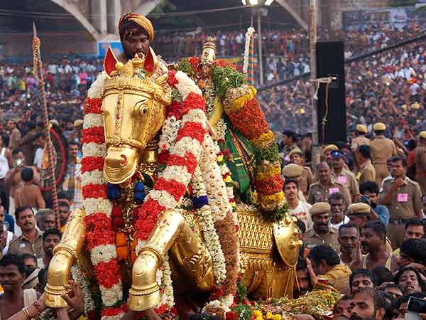 Vaikasi Vasantha Utsavam : வைகாசி வசந்த உற்சவத்தின் நிறைவு திருவிழா… கள்ளழகர் திருக்கோலத்தில் வரதராஜப் பெருமாள்…